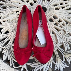 Basic Editions red velvet flats sz. 6 NWT